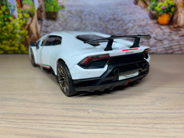 1:18 Brand New Lamborghini Huracán Performante Diecast Model - photo 5