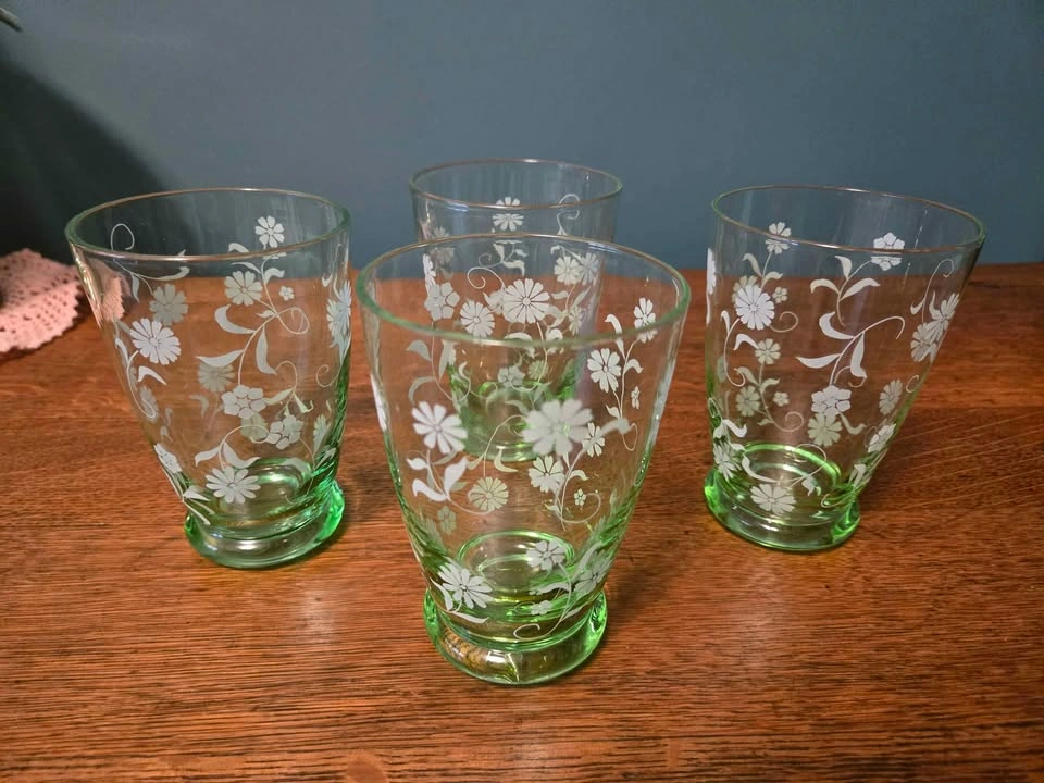 Set of 4 Vintage Green Glass Tumblers with White Floral Pattern - photo 3