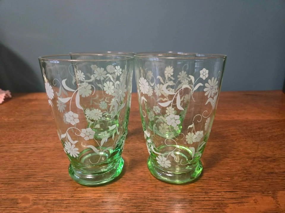Set of 4 Vintage Green Glass Tumblers with White Floral Pattern - photo 4