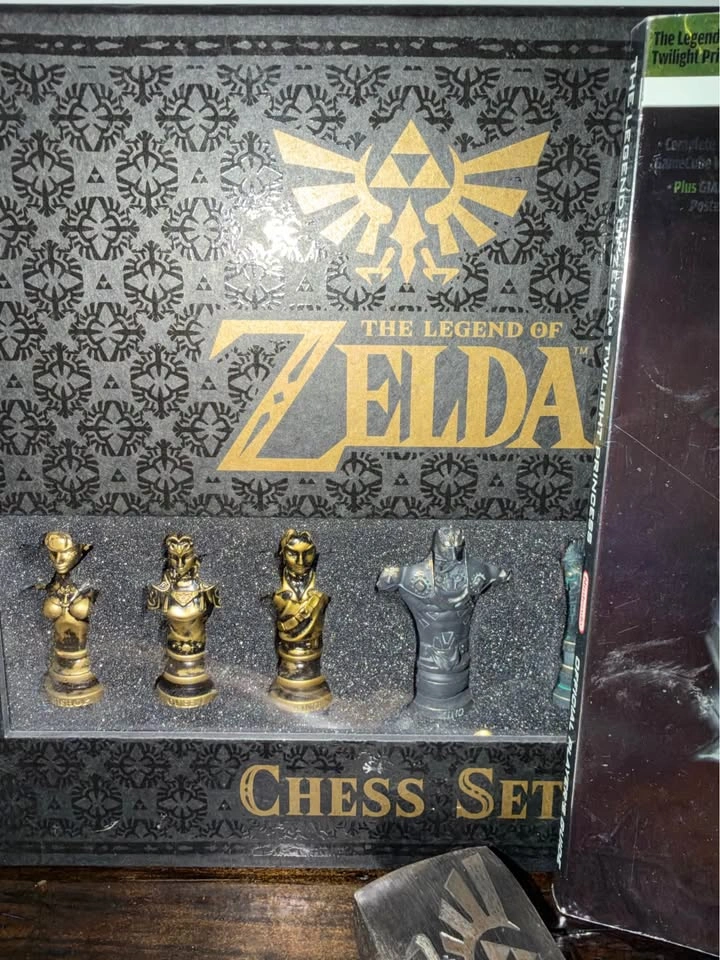 Legend of Zelda Collection & Memorabilia (toys, plush, guides) - photo 4