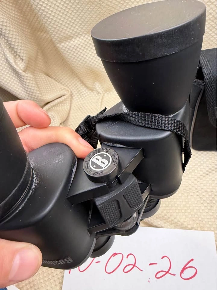 Bushnell Binoculars with Carrying Case -broken as is - photo 3