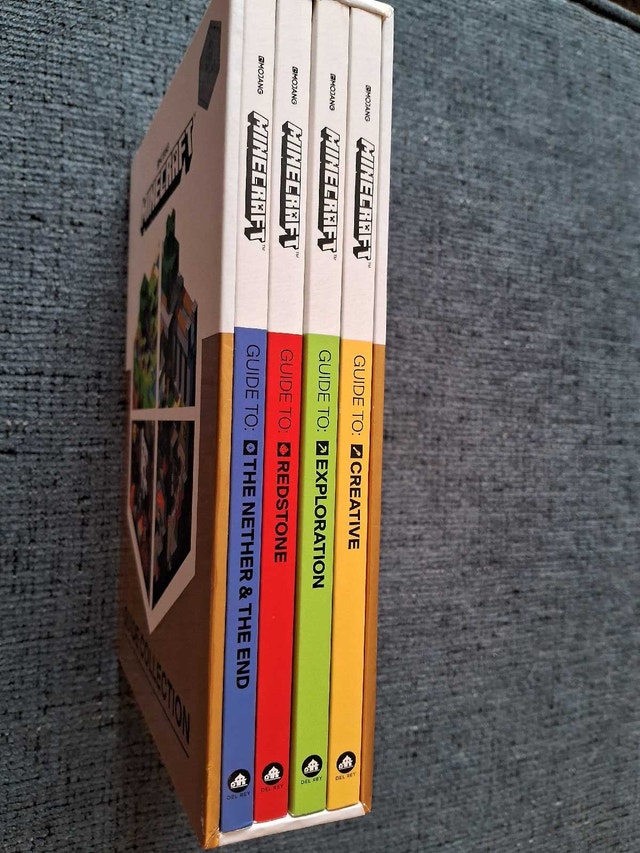 MINECRAFT GUIDE COLLECTION IN SLIPCASE