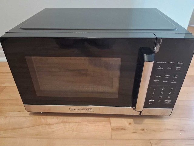 NEW BLACK + DECKER MICROWAVE/AIR FRYER (0.9 CU. FT/900W)