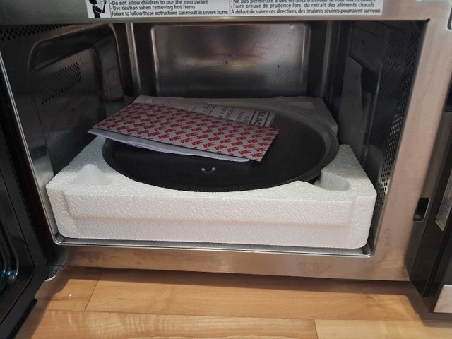 NEW BLACK + DECKER MICROWAVE/AIR FRYER (0.9 CU. FT/900W) - photo 2