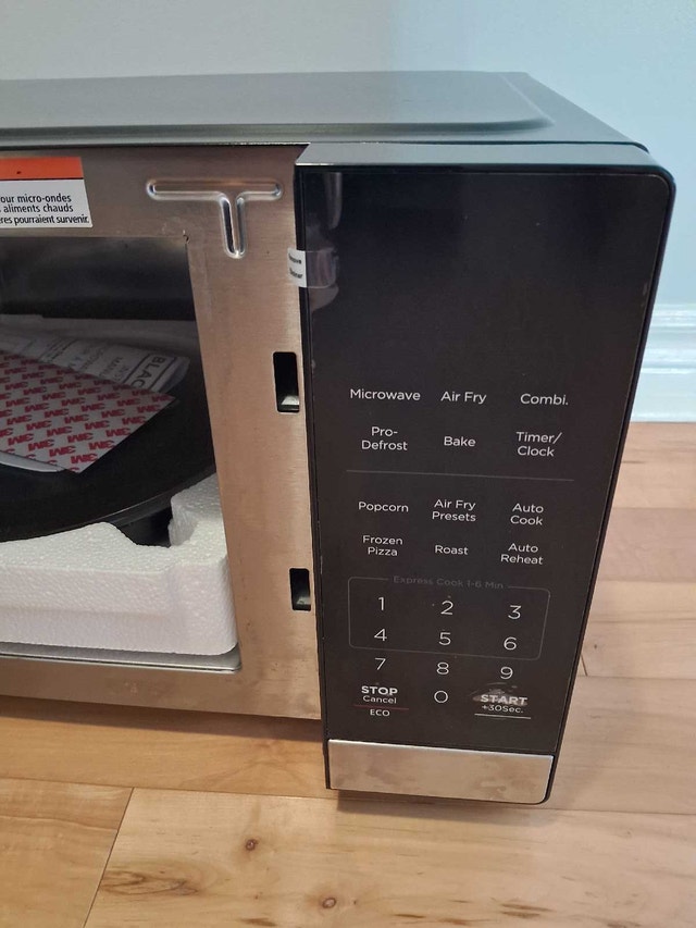 NEW BLACK + DECKER MICROWAVE/AIR FRYER (0.9 CU. FT/900W) - photo 3