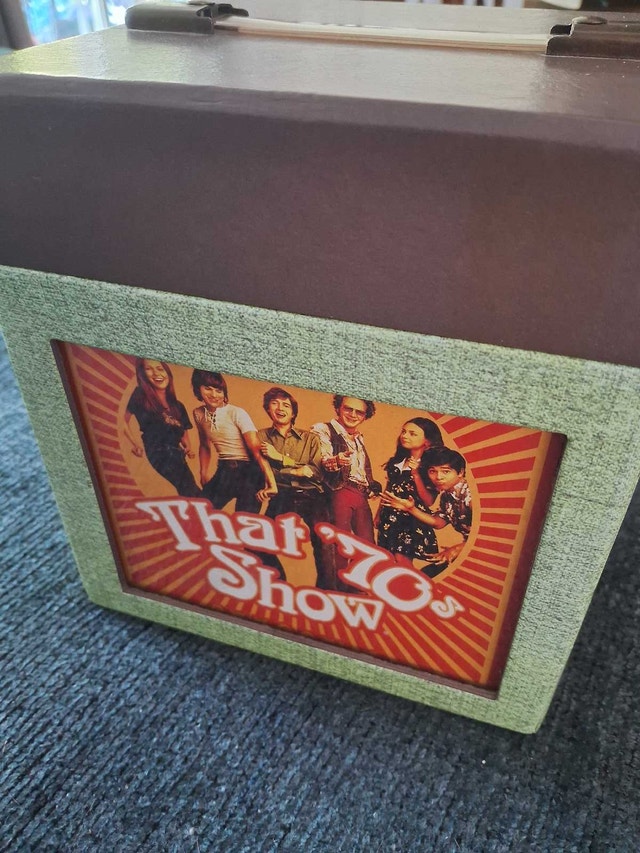 THAT 70'S SHOW - COMPLETE SERIES STASH BOX - photo 2