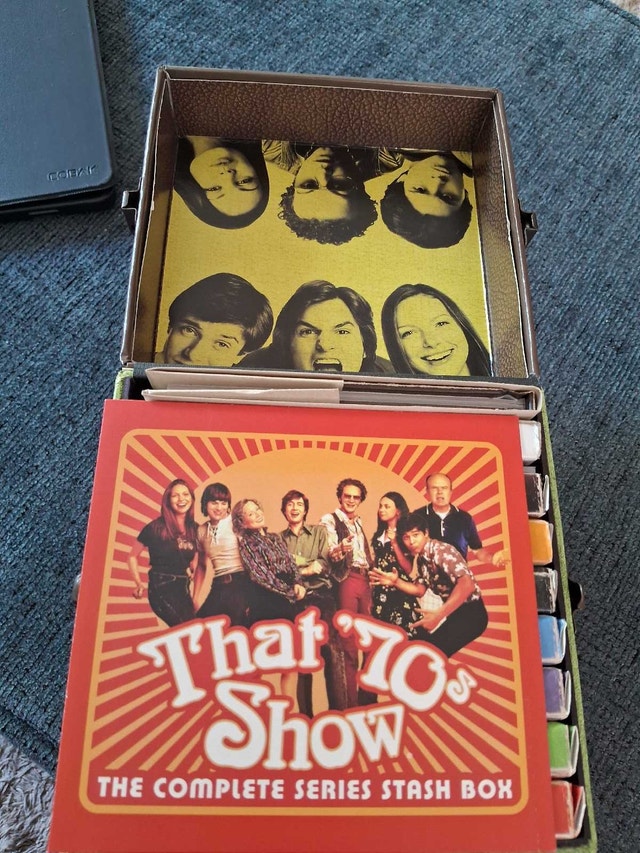 THAT 70'S SHOW - COMPLETE SERIES STASH BOX - photo 4
