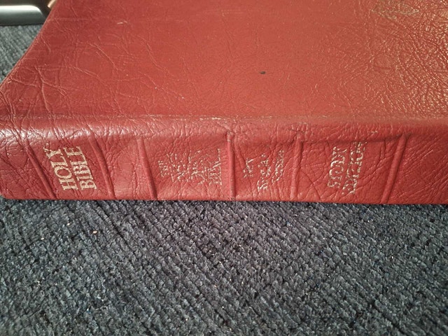 THE NEW OPEN BIBLE (NKJV)