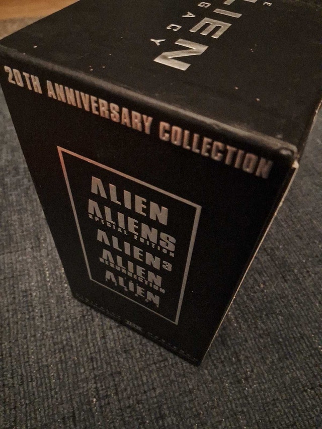 THE ALIEN LEGACY: 20TH ANNIVERSARY 5 VHS BOX SET - photo 2