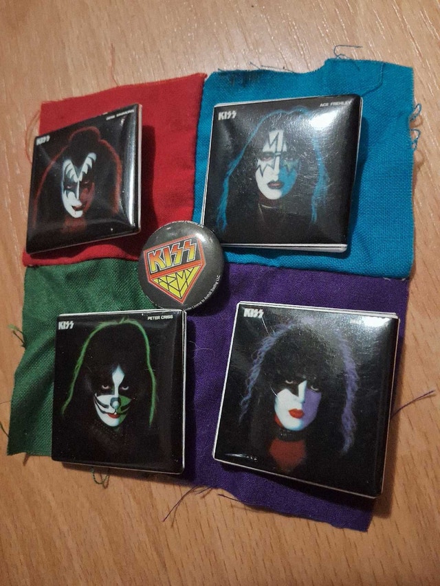 VINTAGE KISS PIN COLLECTION