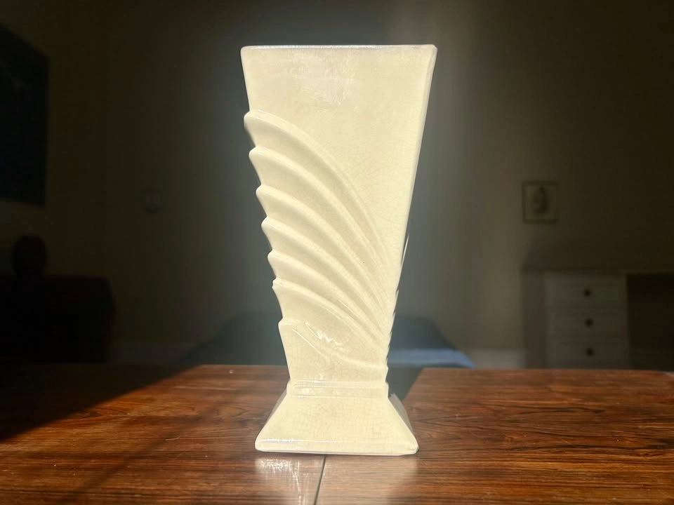 Vintage McCoy USA White Fan / Wing Art Vase - photo 2