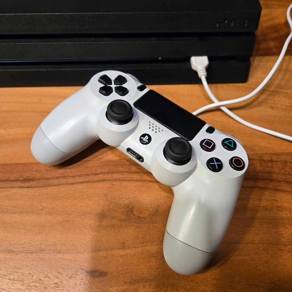 Ps4 pro bundle. Controller and cables included. Everything works - photo 2