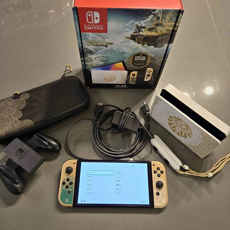 Nintendo Switch OLED: The Legend of Zelda TOTK. Complete in box.