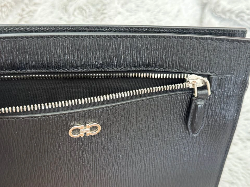 Salvatore Ferragamo Gancini Logo Plaque Clutch Bag - photo 4