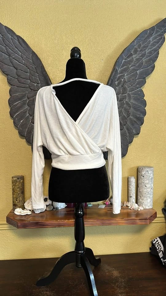 Sadie & Sage Longsleeve wrap front crop Top - photo 5