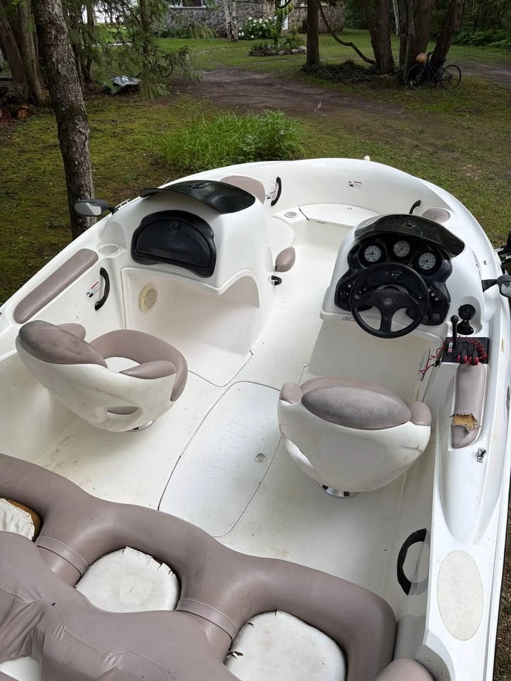 2000 Yamaha LS 2000 Twin-Engine Jet Boat - photo 3