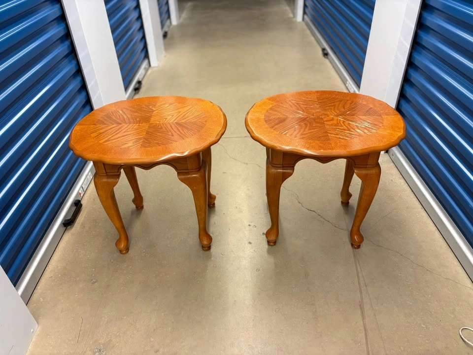 Pair of Wood Queen Anne Style End Tables - photo 2