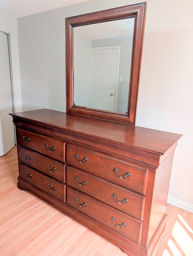 Solid Cherry Wood 4-Piece Queen Bedroom Set