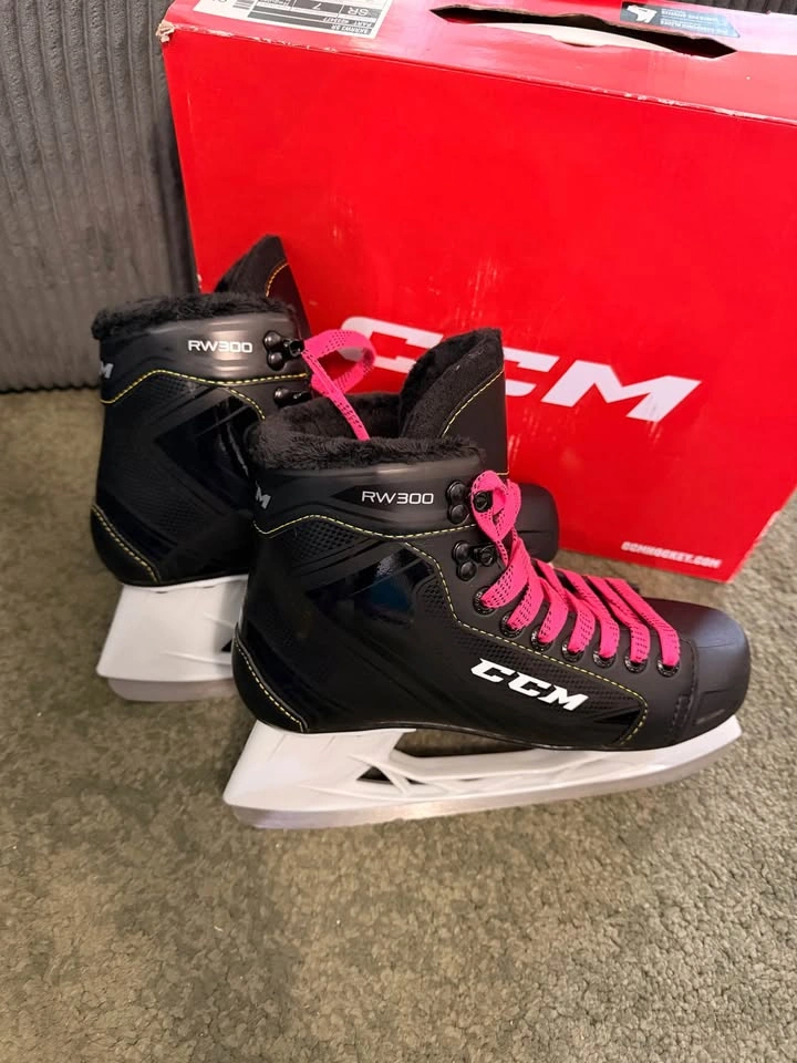 CCM RW300 Ice Skates – Size US 8.5 / EU 42 / 26 cm – Like New - photo 2