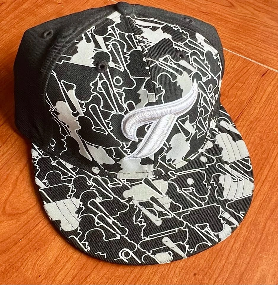 🧢 Toronto Blue Jays Fitted Hat – Black & White Camo – Like New