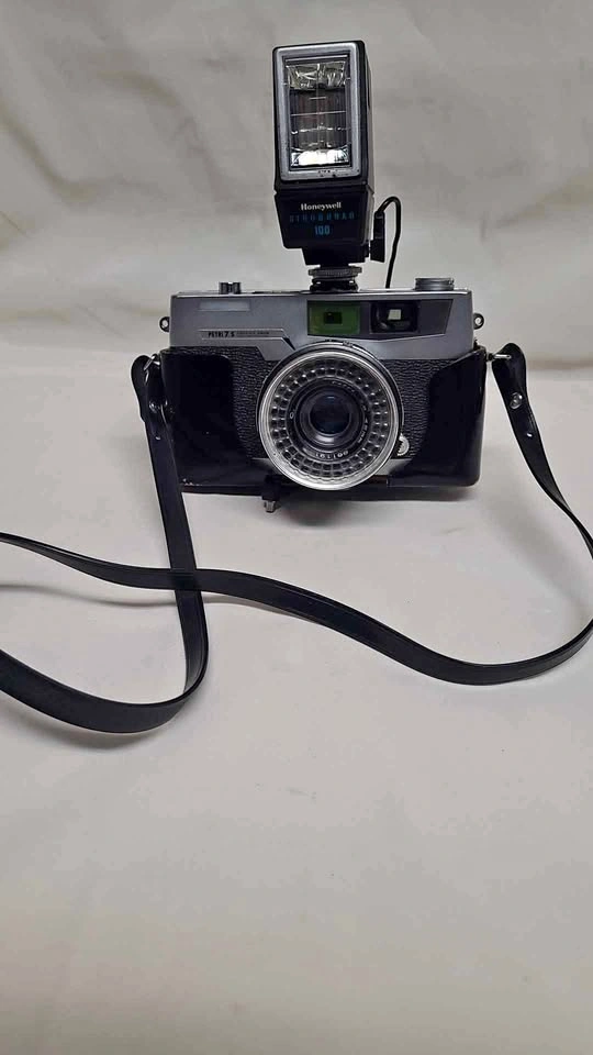 Petri 7 S Circle-Eye System Camera with Honeywell Strobonar 100