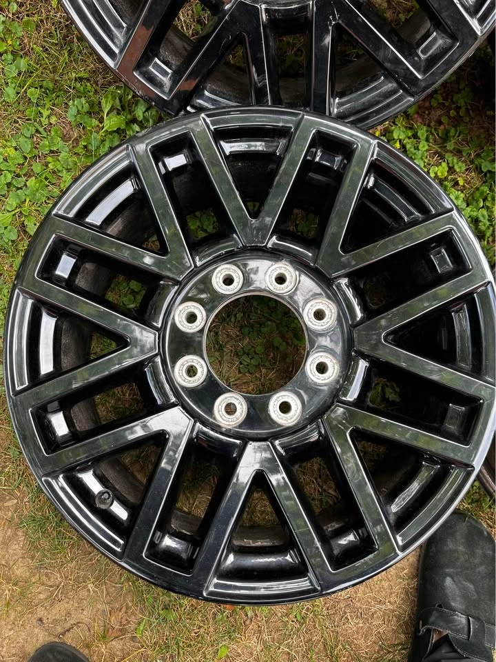 Set of OEM 18” Ford F250/F350 Rims - photo 4