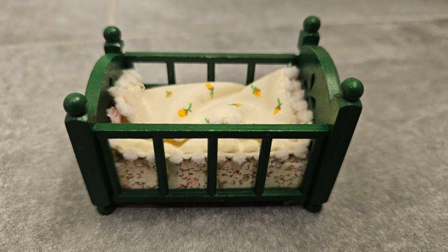 Sylvanian Families Baby Cot - photo 2