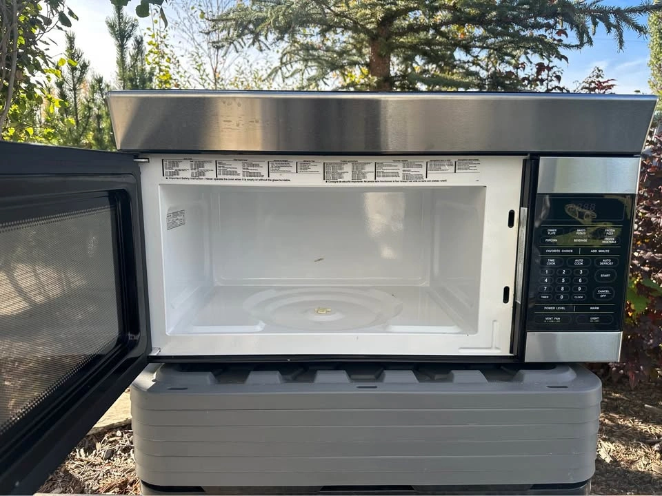 Magic Chef Over-the-Range Microwave - photo 2