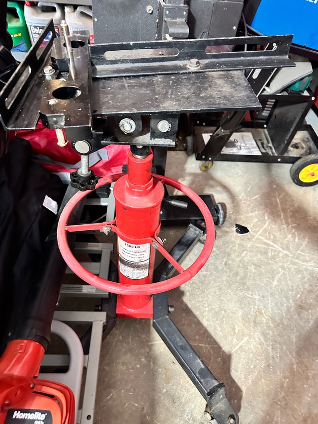 1500 LB Hydraulic Telescopic Transmission Jack - photo 2