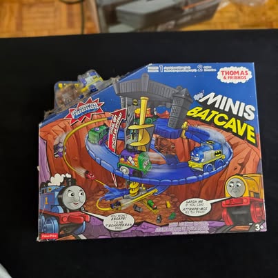 Thomas & Friends MINIS Batcave DC Super Friends - New