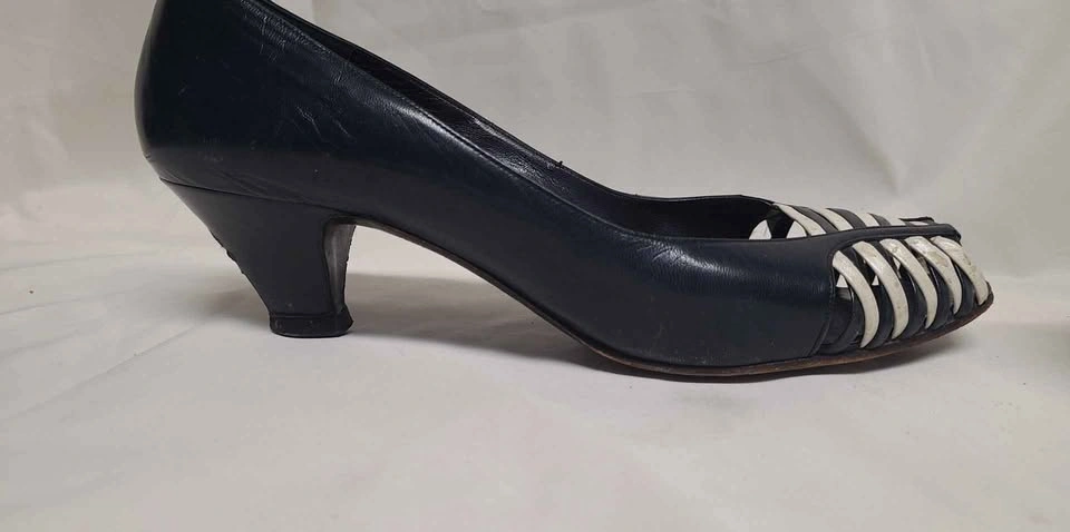 Vintage Nogueron for Holt Renfrew Navy Leather Pumps Size 7.5 - photo 2