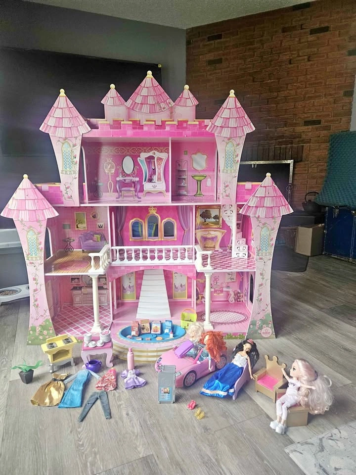 Barbie house + accessories