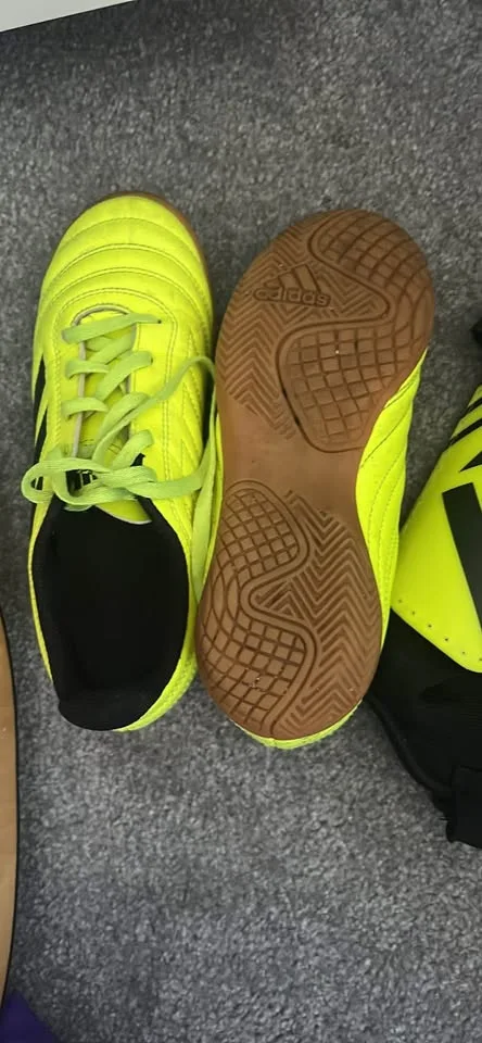 Kids soccer shoes image indicator(2)