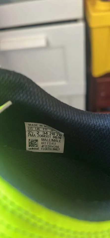 Kids soccer shoes image indicator(3)