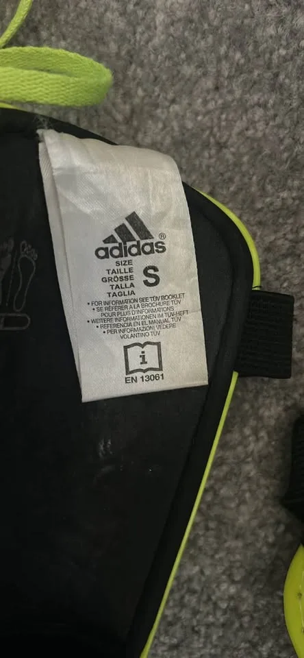 Kids soccer shoes image indicator(4)