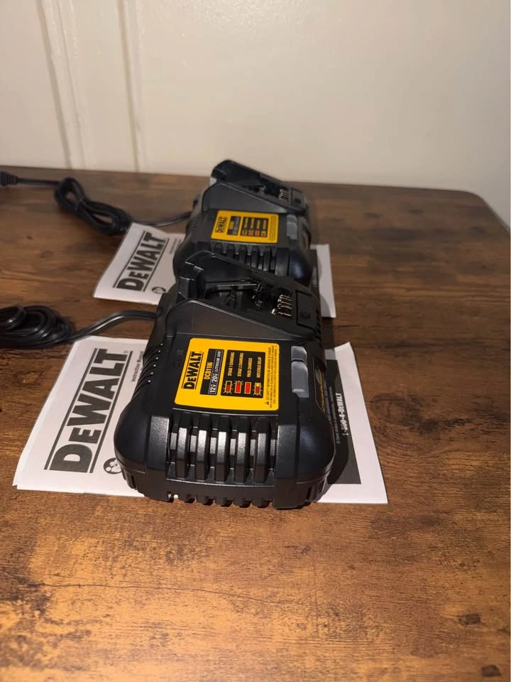 DEWALT DCB1106 12V/20V 6 Amp FAST CHARGER - New - photo 4