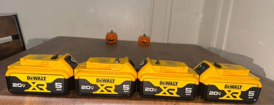 DEWALT 20V MAX XR 5.0Ah Battery - Full Charge - 100% Genuine - photo 4