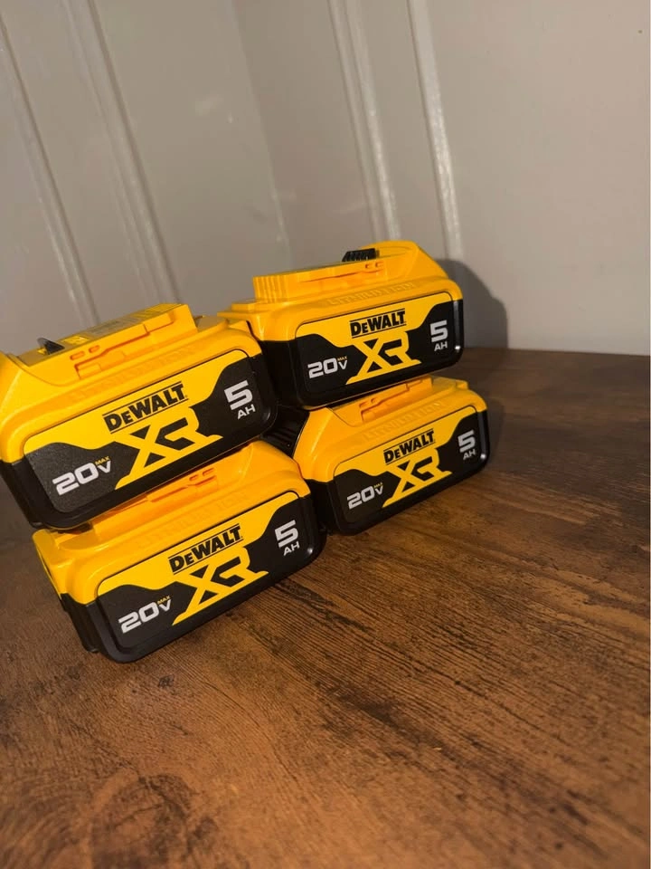 DEWALT 20V MAX XR 5.0Ah Battery - Full Charge - 100% Genuine - photo 5