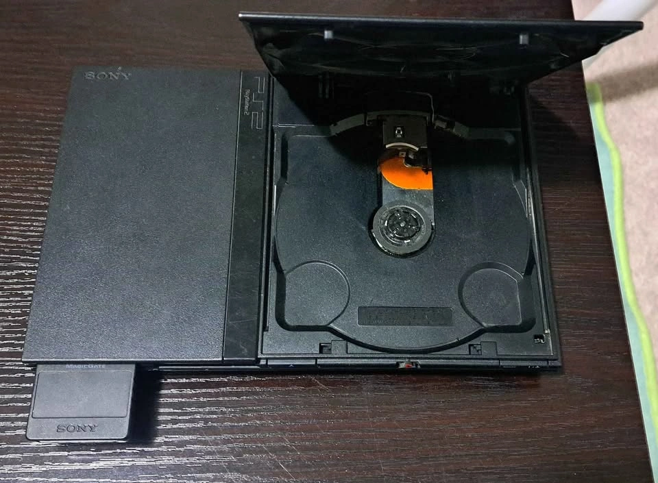 PlayStation 2 like new fully working - photo 3