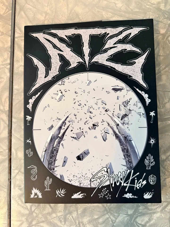 Stray Kids ATE "Boom version" album – NO PHOTOCARDS