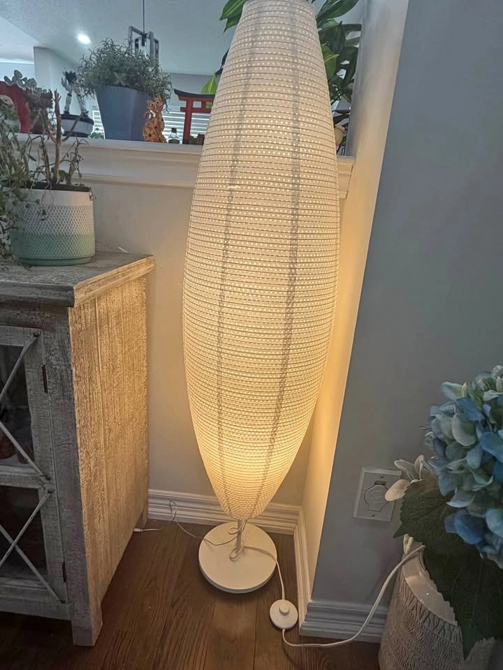 Moving Sale! Tall Modern Woven Floor Lamp – Excellent Condition