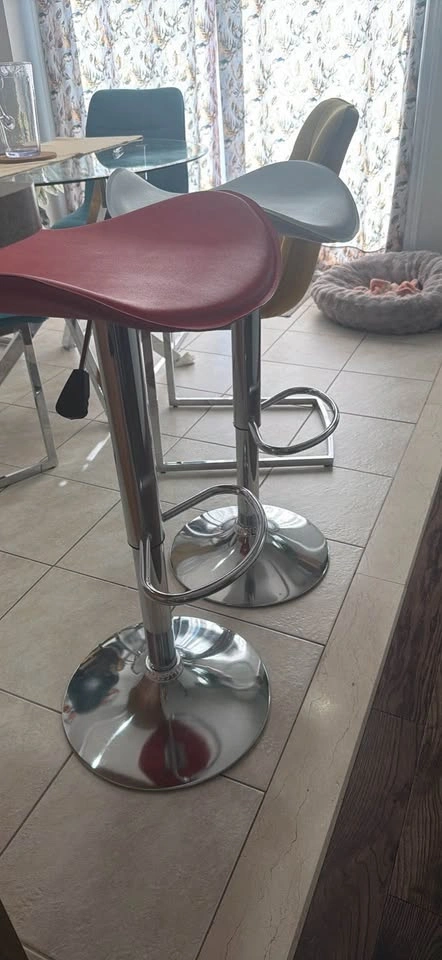 Moving Sale – Set of 2 Adjustable Swivel Bar Stools – Red & Whit - photo 2