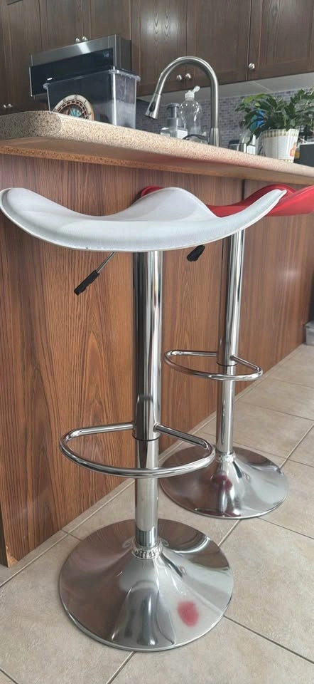Moving Sale – Set of 2 Adjustable Swivel Bar Stools – Red & Whit - photo 4