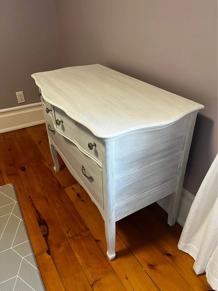 White-Washed Antique Serpentine Dresser - photo 2