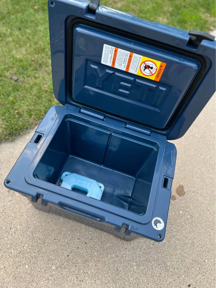 YETI Tundra 35 Cooler (Navy Blue) + YETI Ice Pack Included - photo 3