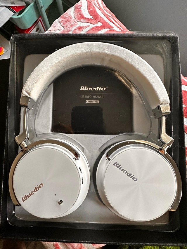 Bluedio T4 BNIB - Wireless Stereo Headset