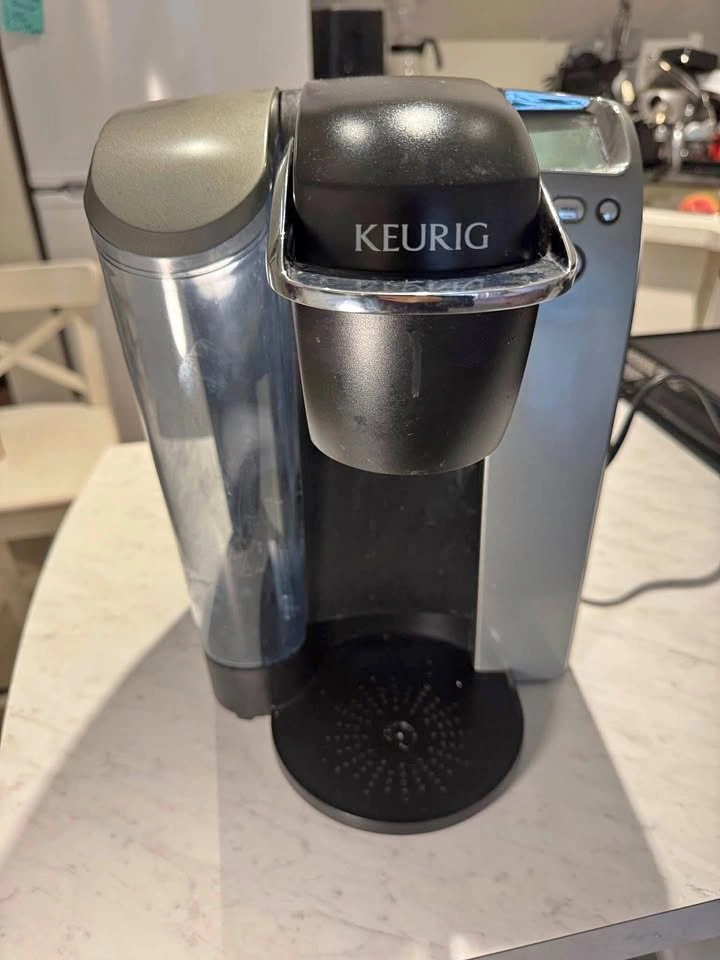 Keurig COFFEE MACHINE with Accessories