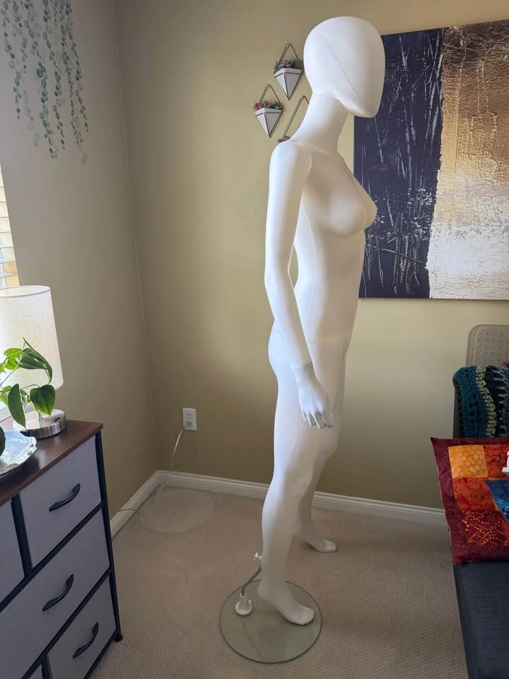 Full-Body Female Mannequin – Excellent Condition - photo 3