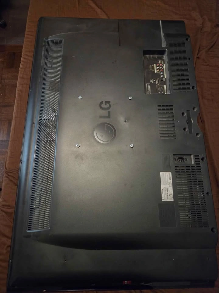 LG 47" 1080p TV (47LD520) - photo 2