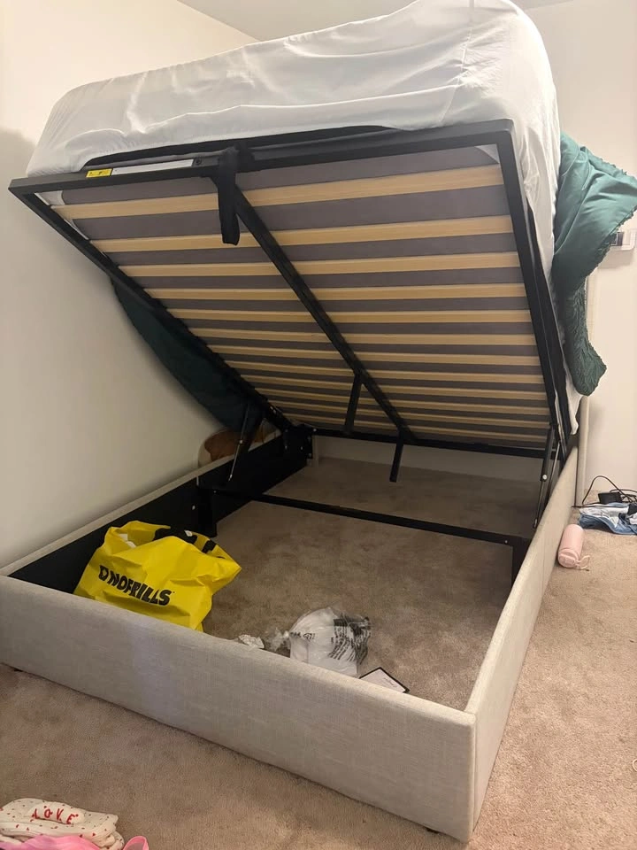 Full size Upholstered Hydraulic Lift Storage Bedframe - photo 2